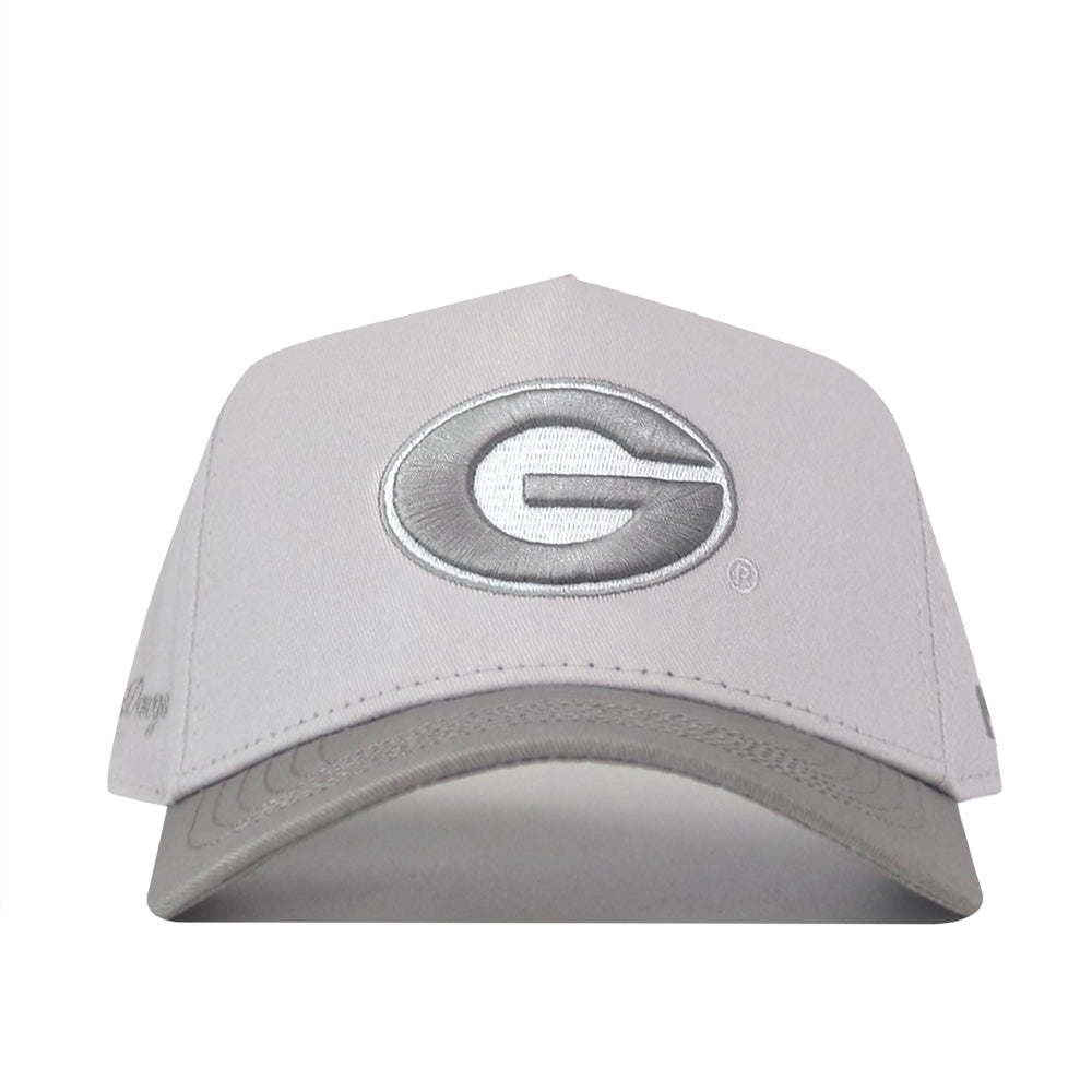 Introducing the Georgia Graphite Hat by No Rivals—a grey snapback featuring a bold embroidered G logo in silver and white on the front, shown from the front against a crisp white background—an ideal finishing touch for your gameday look.