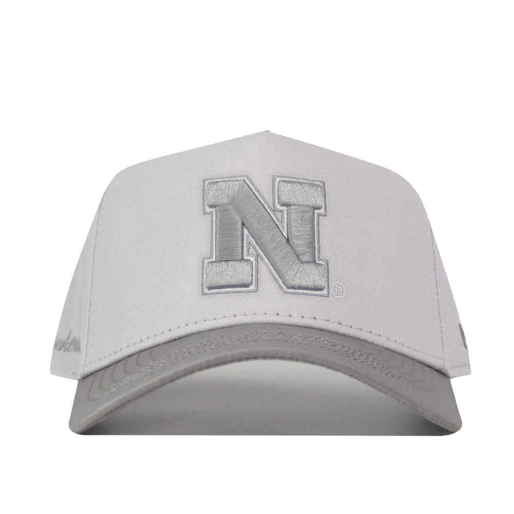 Give your gameday look a finishing touch with the Nebraska Graphite Hat from No Rivals—a light gray snapback featuring a prominent, embroidered “N” logo in matching graphite thread on the front panel.