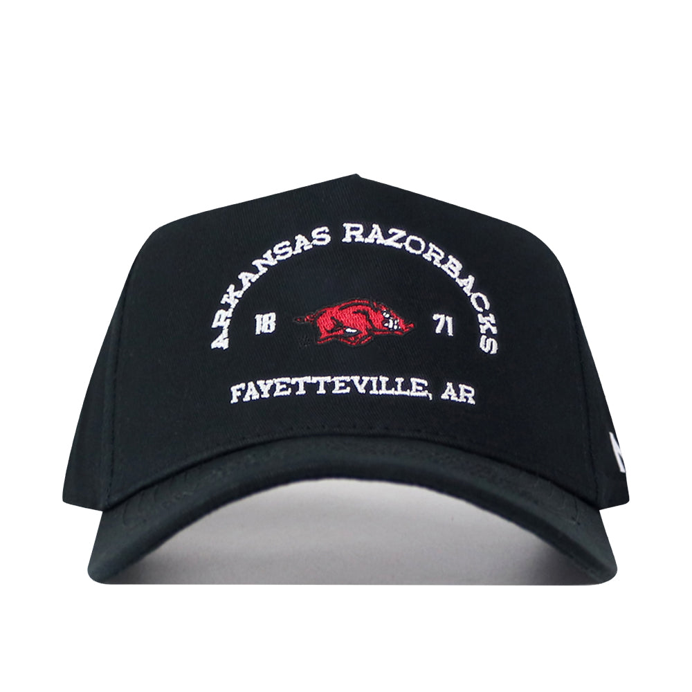 Introducing the No Rivals Arkansas Outlaw Hat - Black: This cap showcases “Arkansas Razorbacks Fayetteville, AR” and “1871” embroidered in white, with a bold red razorback logo on the front. Its classic snapback adjustment ensures a perfect fit for every gameday.