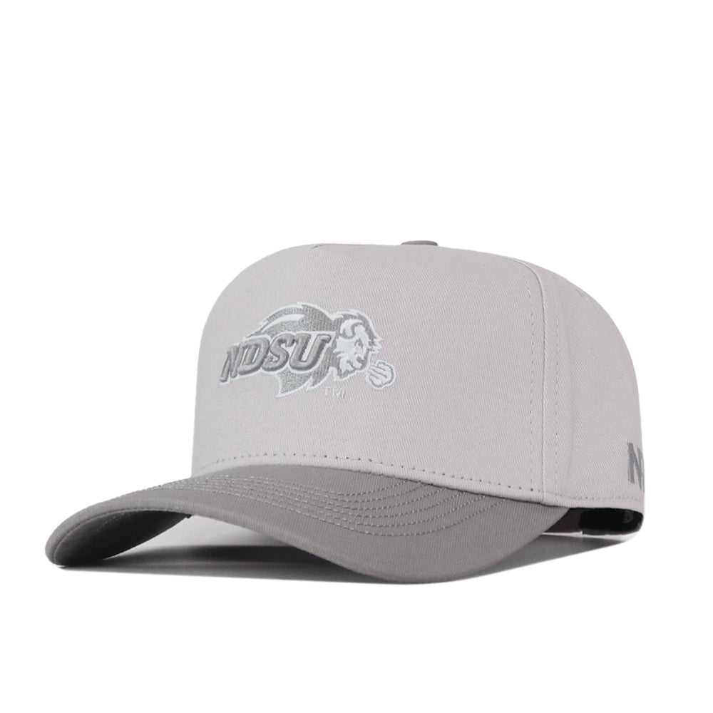 Show your Bison pride with the NDSU Graphite Hat by No Rivals. This light gray, structured snapback features a slightly curved brim and an embroidered NDSU logo with a bison head on the front—making it the perfect finishing touch to your ultimate gameday outfit.