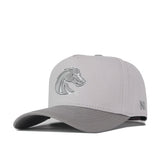 Complete your gameday fit with the No Rivals Boise State Graphite Hat—a classic snapback style in light gray, featuring an embroidered horse head logo on the front and the letters “NH” stitched above the brim on the left side.