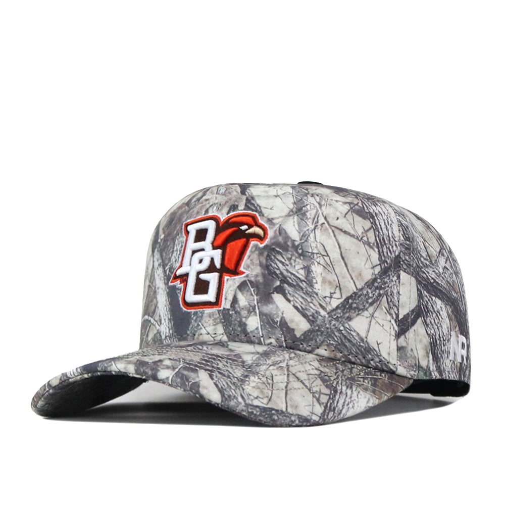 Show your team spirit on gameday with the No Rivals Bowling Green State Falcons Outland Hat. This snapback cap features a camouflage pattern, an orange embroidered falcon logo, and the letters “B G” on the front, plus “MP” detailing on the side for added style.